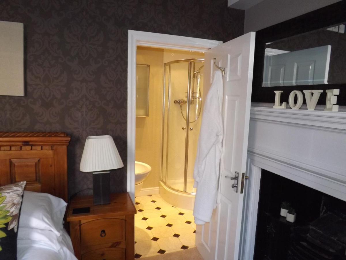 White Linen Whitby, Room Only ภายนอก รูปภาพ