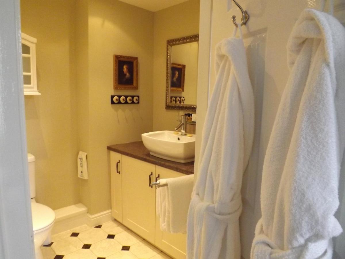 White Linen Whitby, Room Only ภายนอก รูปภาพ